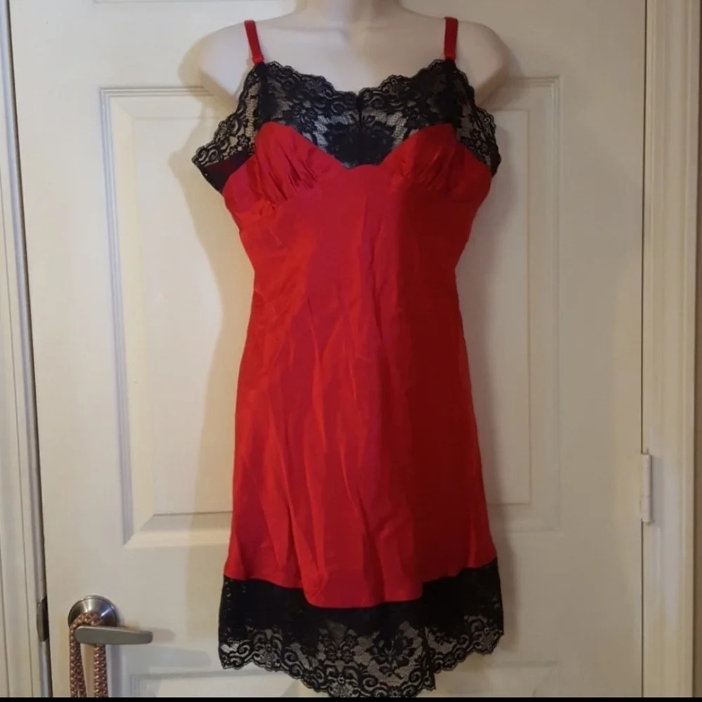Victoria's Secret Beautiful Satin and Lace Babydoll In Red and Black Sz Large